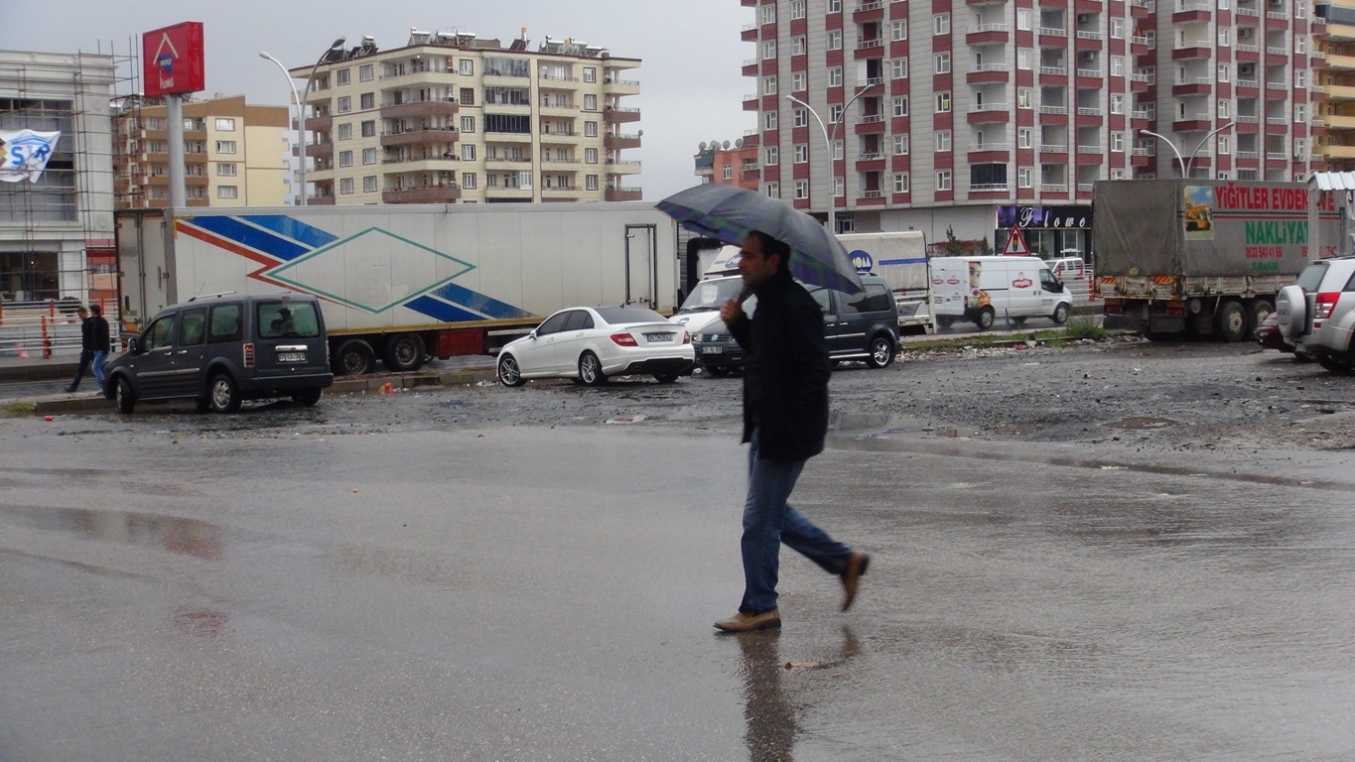 Diyarbakır’da sağanak yağmur devam ediyor